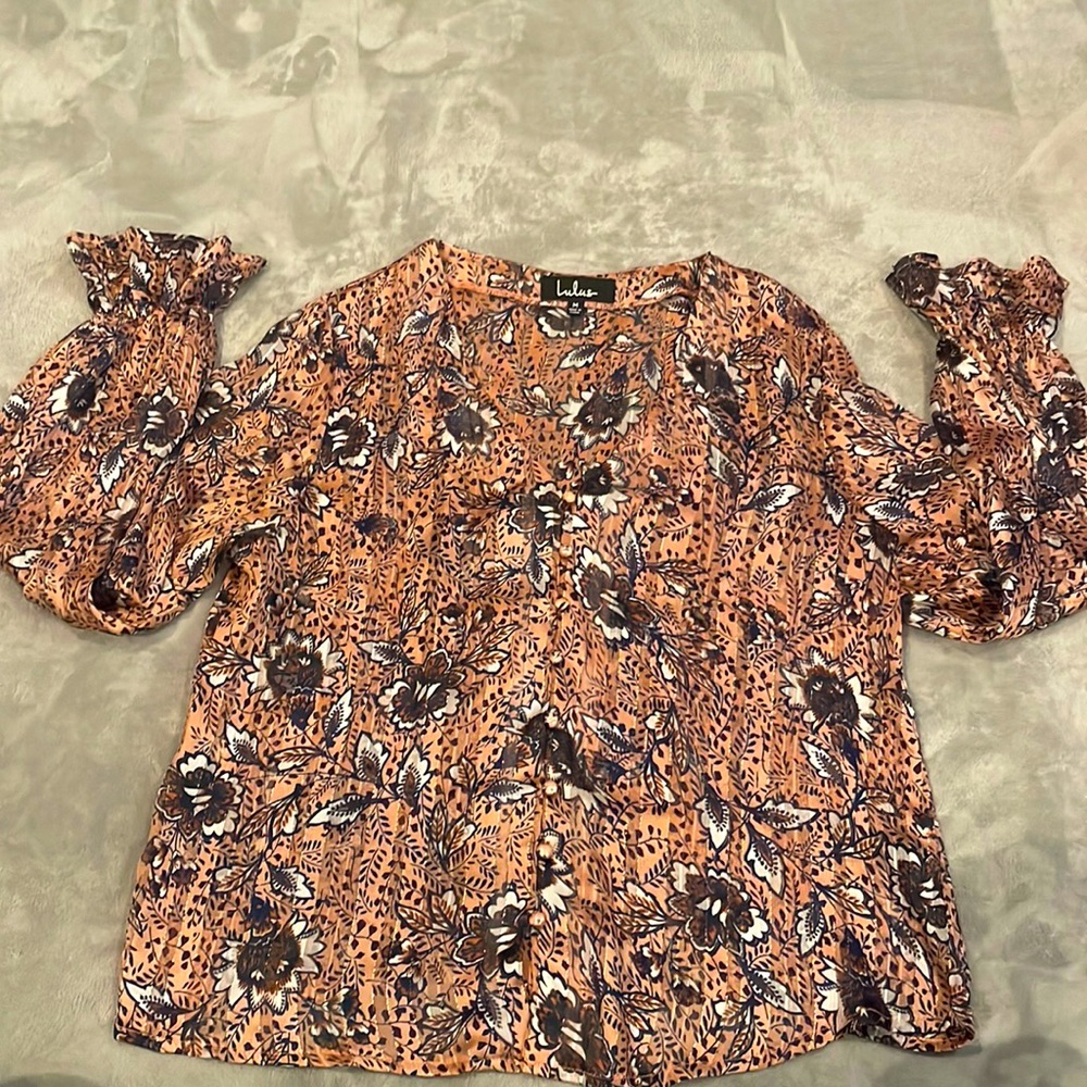 Lulus button down blouse. Floral print size M. Like new